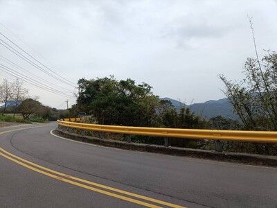 萬里區北28-1山區道路增設柔性護欄及成型標線