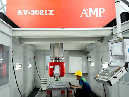 AMP 以 AV-3021X 五軸龍門加工中心加工出口模具,單次裝夾可處理最大 3,000 × 2,100 × 1,000 mm 工件