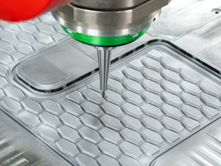 AMP 於台灣廠區內 CNC 加工出口模具模穴細部幾何與表面紋理,所有切削皆廠內完成