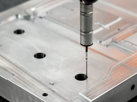 AMP 以 Renishaw CMM 探針於組立前檢查關鍵模具零件尺寸,確保出口模具符合規格後才離廠