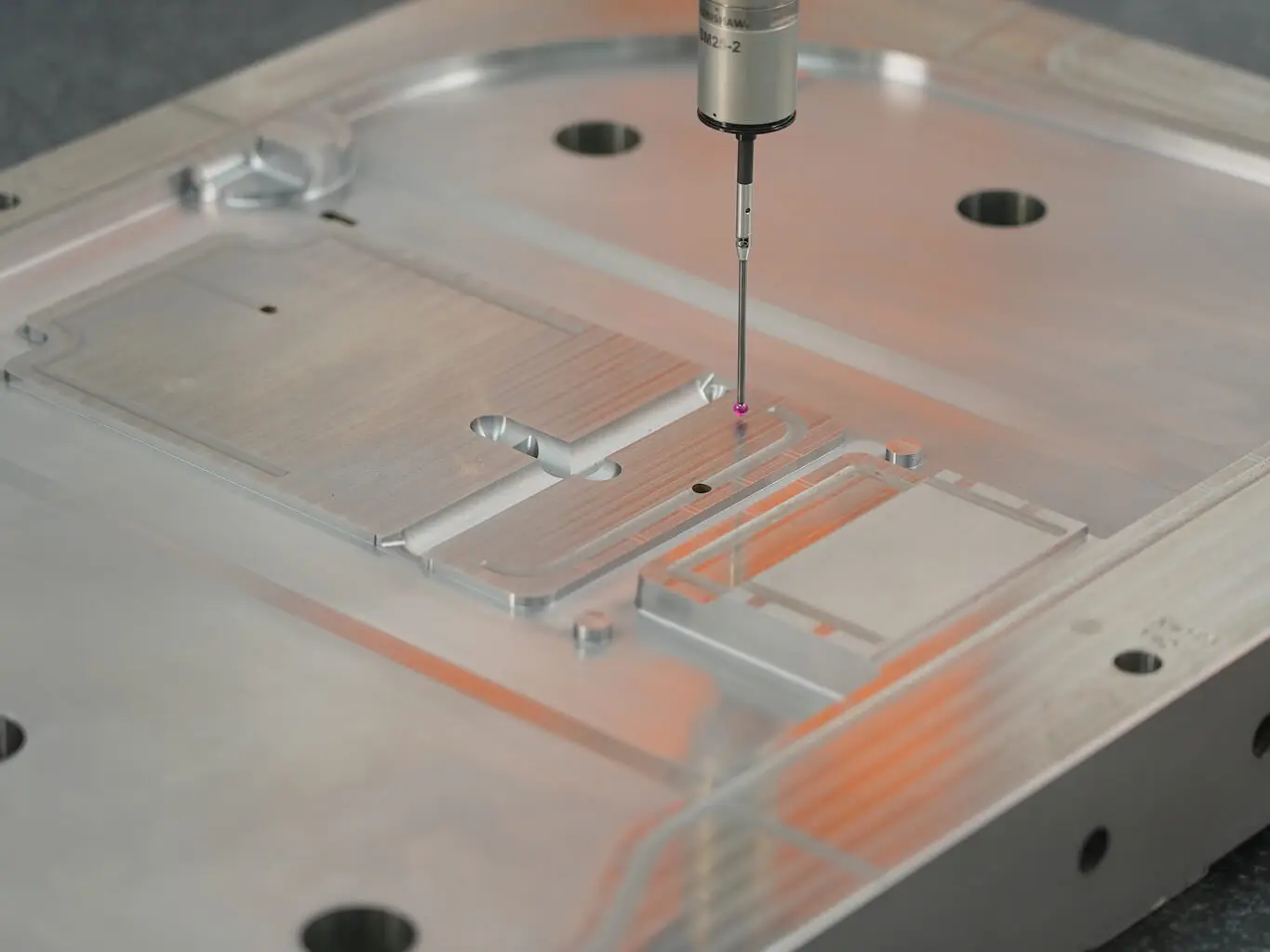 AMP 以 Renishaw 測頭於 CMM 上驗證加工完成之模具板件關鍵尺寸,確認無誤後才出貨出口模具