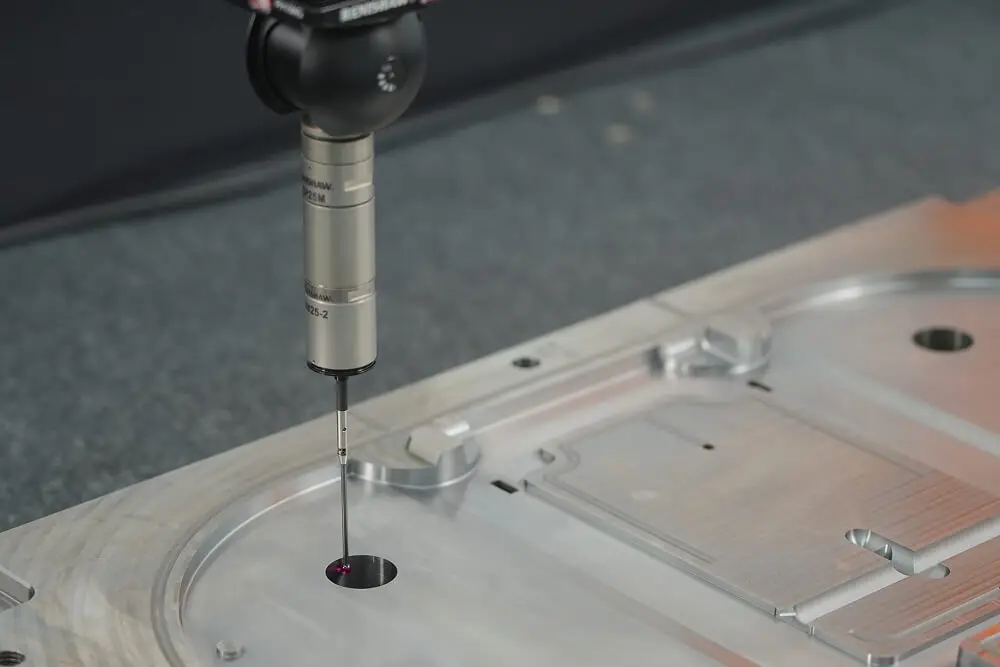 AMP は IATF 16949 に基づく品質管理工程の一環として、Renishaw の三次元測定機によるプロービングで金型部品および初品の重要寸法を検証している。