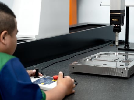 AMP 以 Mitutoyo CMM 搭配 Renishaw 測頭對照貴司 CAD 資料驗證首件尺寸,出口模具隨附完整尺寸紀錄出貨